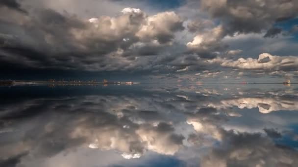 Obchodní přístav s jeřáby, nákladní lodě a moře, zrcadlo time-lapse — Stock video