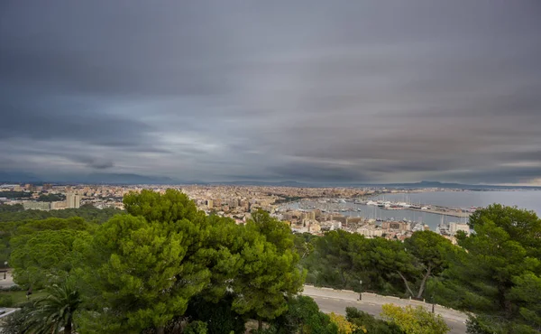 Impresionante Palma, Mallorca desde el castillo campanario, exposición ultra larga — Foto de Stock