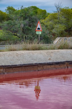 Pembe Tuz Havuzu yol ve trafik işareti