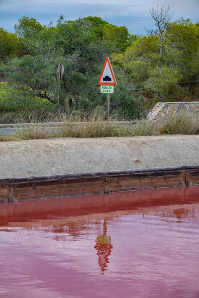 Rosa salt pool med väg- och trafik-signal — Stockfoto