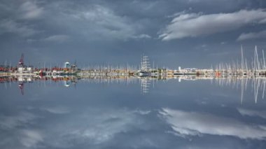 Bina ve marina giriş delikleri köprülü timelapse ayna