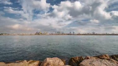 Vinçler ve bağlantı noktası ile su kanalı timelapse
