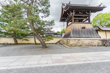 Ahşap Japonca tapınak geniş açı alttan görünüm