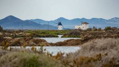 Dağ silsilesi içinde belgili tanımlık geçmiş suyla yakınındaki antik yel değirmeni