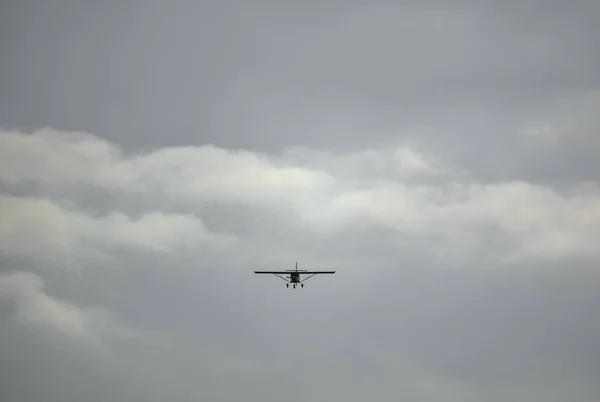 Aviones ligeros volando sobre el cielo nublado fondo —  Fotos de Stock