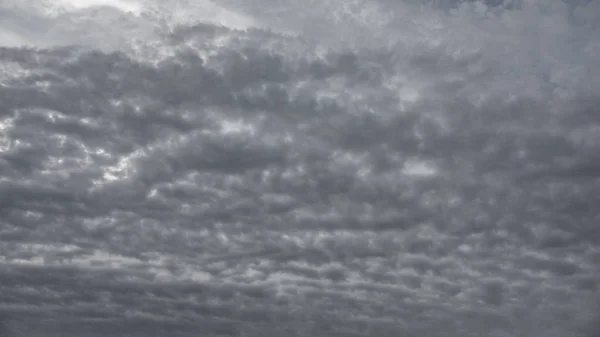 Arka plan gri bulutlu gökyüzü alt görünümünü desen — Stok fotoğraf