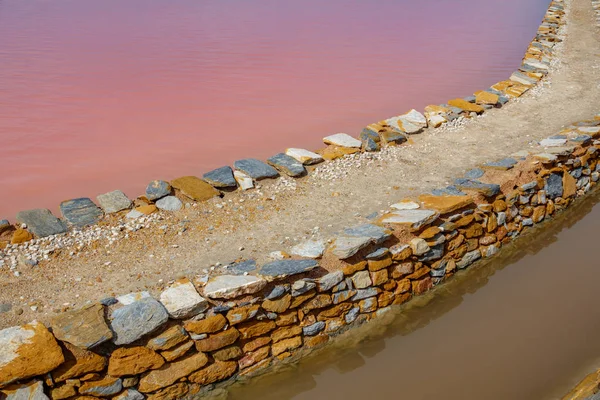 Saltmine と運河のピンク塩プール — ストック写真