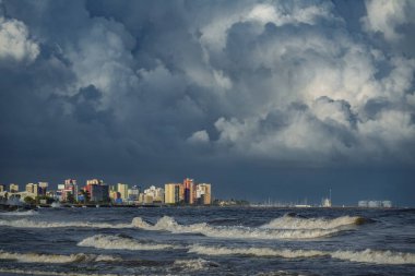 Fırtınalı bulutlar deniz kıyı binalar üzerinde