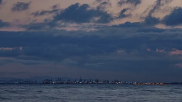 Solnedgången timelapse med kranar och hamnen i Medelhavet — Stockvideo