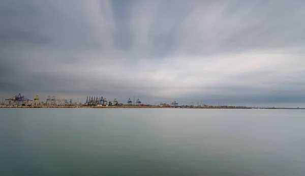 Suya yakın ticari dock ultra uzun pozlama — Stok fotoğraf
