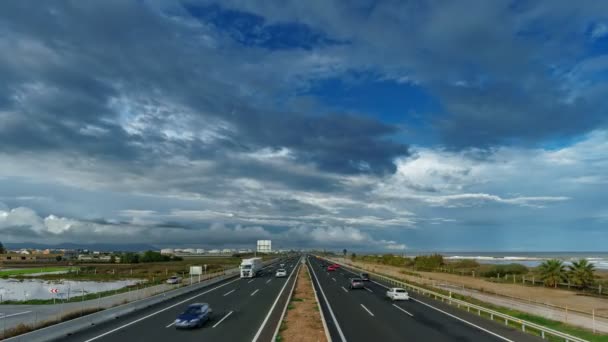 Vista dall'alto time lapse di autostrada vicino al mare, cloudscape — Video Stock