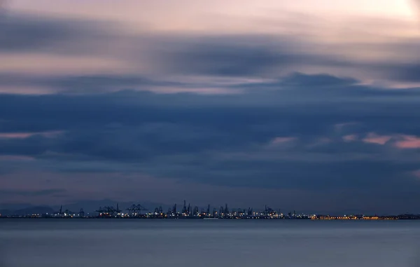 夕暮れ時にバレンシアの商業港の超長時間露光 — ストック写真