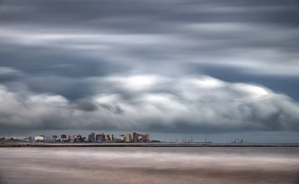 Ultra dlouhé expozice skyscrappers moře s mraky — Stock fotografie