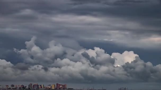 Fırtına Timelapse ve kıyı kenti üzerinde bulutlar — Stok video