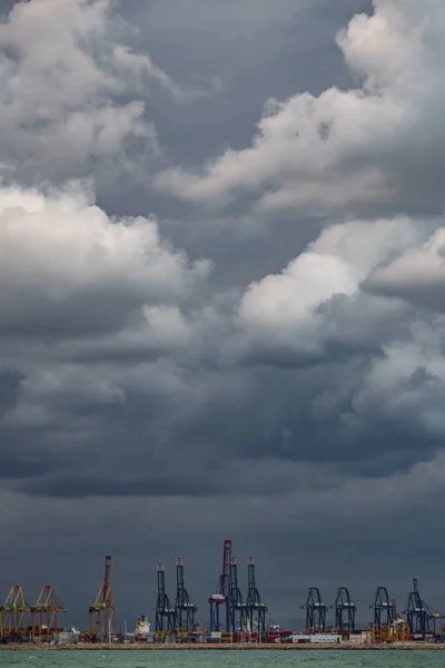 Tempête sur les grues portuaires commerciales au bas du cadre — Photo