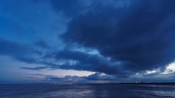 Fredliga solnedgången med oceanen och staden lights — Stockvideo