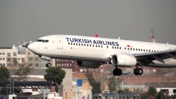 Avión turco aterrizando en cámara súper lenta — Vídeos de Stock