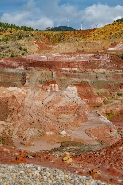 Kaolien strip mine en windmolens op de achtergrond, verticale compositie — Stockfoto