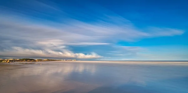 Beach and coastal buildings ultra long exposure — Stock Photo, Image