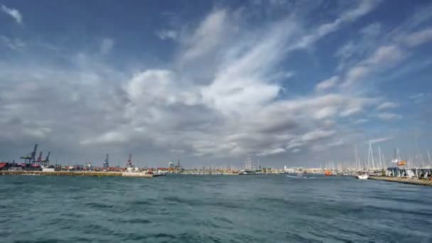 Bâtiment Veles i vents, entrée de la marina et grues timelapse — Video