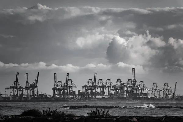 Enorme industriële kranen in commerciële haven horizon — Stockfoto