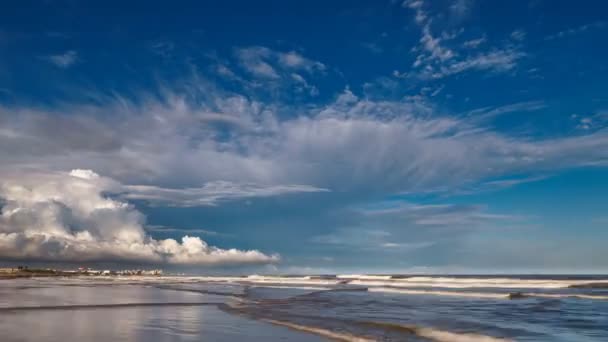 Ondas oceânicas, praia e edifícios turísticos lapso de tempo — Vídeo de Stock