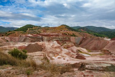 Kaolin strip mine ve arka planda yel değirmenleri