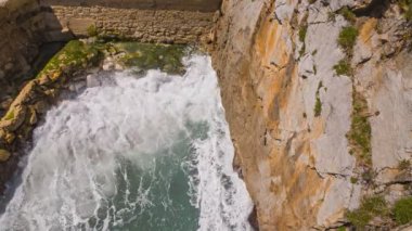 Duvarın üzerinden loopable dalgalar