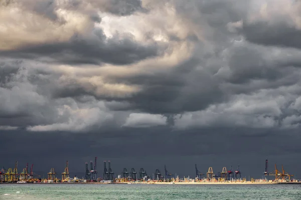 Nubes muy oscuras sobre muelle comercial —  Fotos de Stock