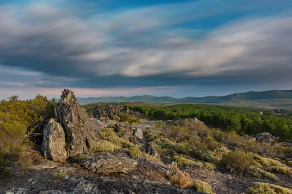 Larga exposición del pico de montaña y nubes —  Fotos de Stock