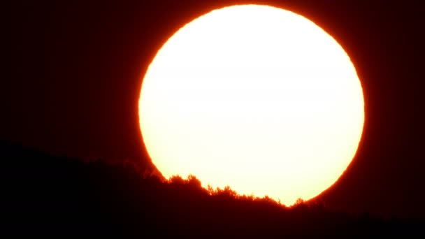 Enorme zon achter de berg bij zonsopgang — Stockvideo