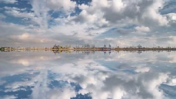 Fantasie reflex time-lapse van commerciële haven kranen — Stockvideo