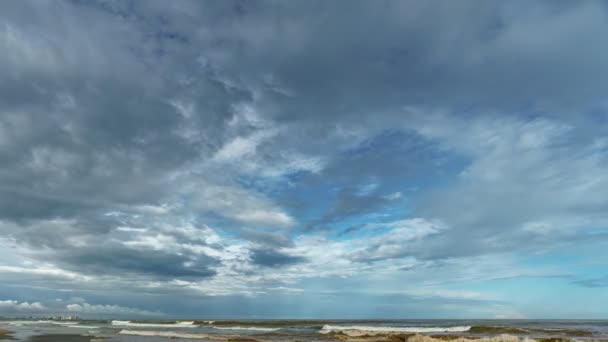 Onde oceaniche ed edifici turistici time lapse — Video Stock