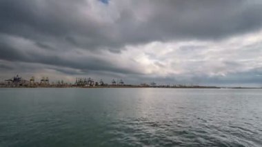 Vinçler ve bağlantı noktası ile su timelapse