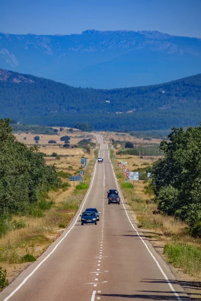 Journée difficile, route droite, voitures et montagnes — Photo