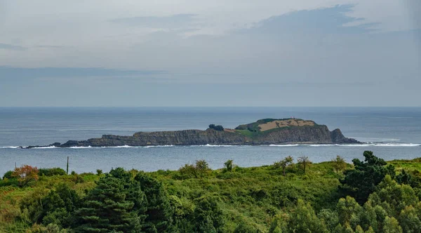 Islote Izaro en la costa del País Vasco — Foto de Stock