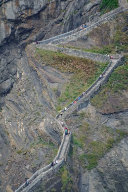Zigzag turist merdivenlerde San Juan de Gaztelugatxe
