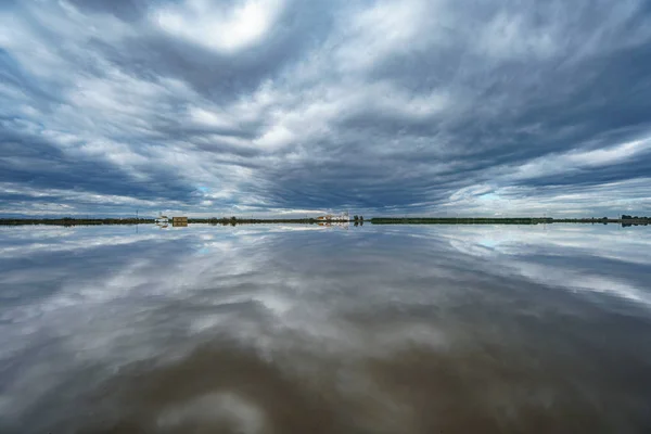 Campo di riso e cielo nuvoloso riflessione in Albufera — Foto Stock