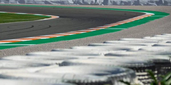 Curva de estrada de circuito de corrida com pneus de proteção — Fotografia de Stock