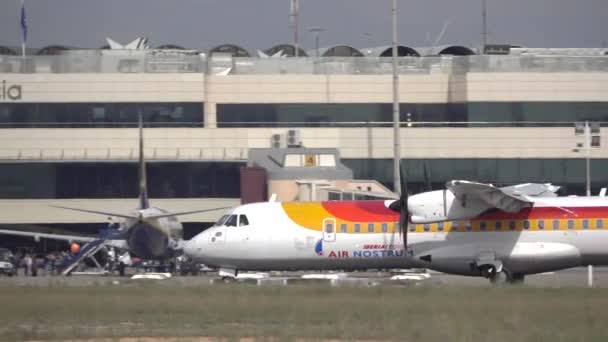 Air nostrum vliegtuig landing in Valencia in super slow motion — Stockvideo