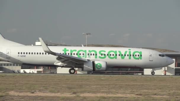 超スローモーションでバレンシアでの着陸 Transavia 平面 — ストック動画