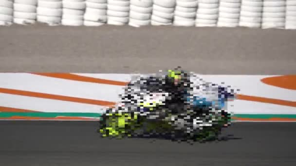 Mosaico moto compitiendo en un circuito de carreras y lento-mo — Vídeo de stock