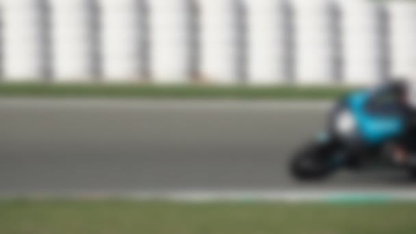 Circuito de carreras borrosa motocicleta en curva y lento-mo — Vídeo de stock