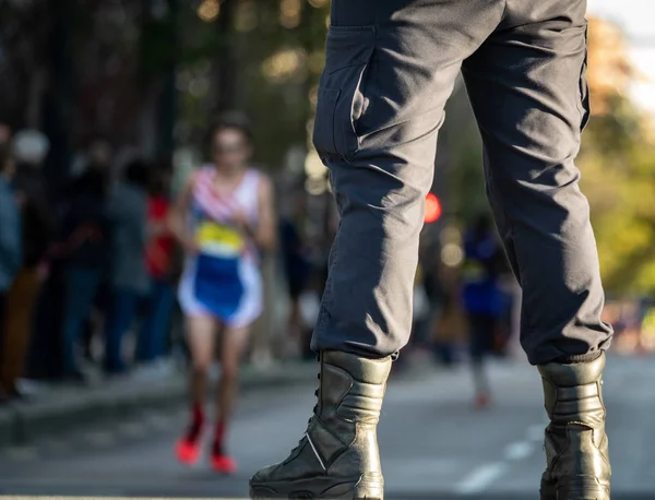 Guardia miembro de seguridad y calle con corredores — Foto de Stock