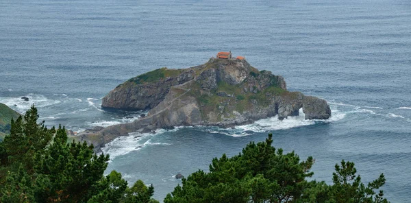 San Juan de Gaztelugatxe wysepka góry szeroką panoramę — Zdjęcie stockowe