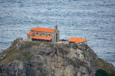 Şapel San Juan de Gaztelugatxe adacık üzerine