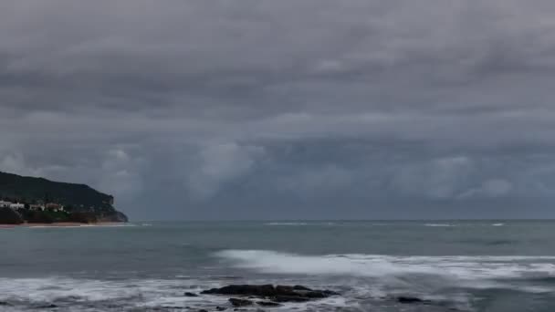 Storm over de timelapse van de Oceaan in de schemering — Stockvideo