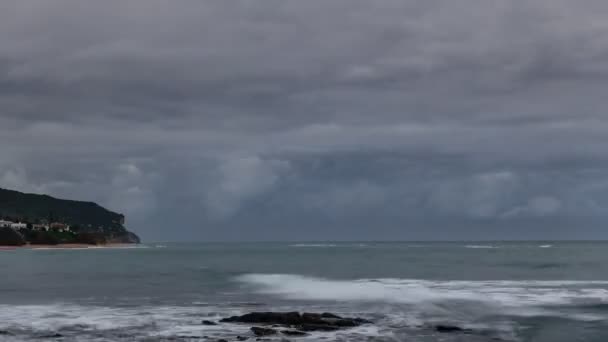 Tormenta sobre el océano timelapse al atardecer — Vídeo de stock