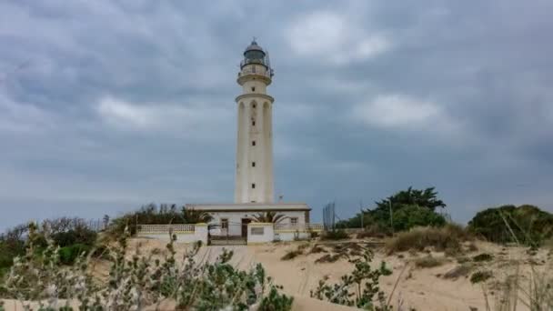 Trafalgar farol timelapse sob céu nublado — Vídeo de Stock