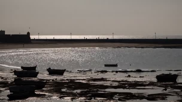 Nagy kontrasztú hátsó fény, a séta és a beach erőd Cadiz — Stock videók